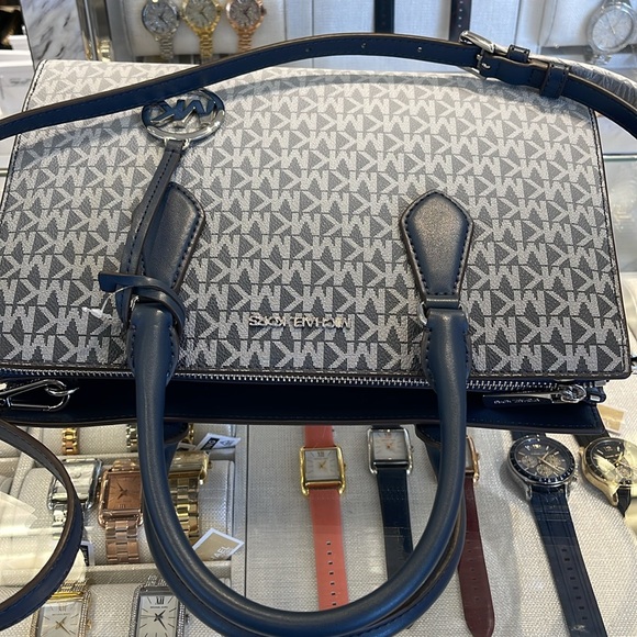 Michael Kors Sheila Medium Signature CZ Logo Satchel Crossbody Center Zip
Navy - Picture 13 of 16